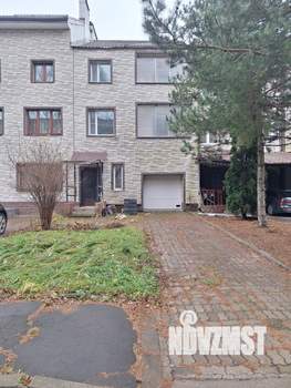 Таунхаус 220м², 3-этажный, на длительный срок, 