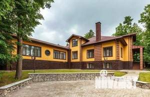 Дом 1000м&sup2;, 3-этажный, посуточно, 