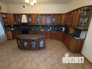 Дом 884м&sup2;, 2-этажный, участок 24 сот.  