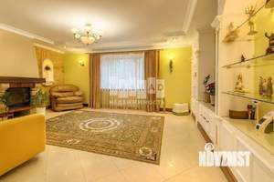 Коттедж 500м&sup2;, 3-этажный, участок 10 сот.  