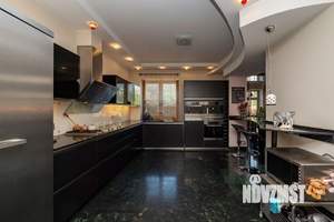 Дом 950м², 3-этажный, участок 15 сот.  